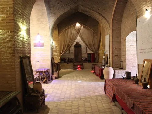 تصویر 1 - هتل سنتی کاروانسرای صفویه سریزد (10) در  مهریز