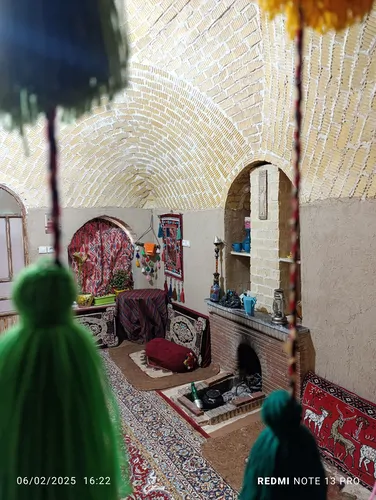 تصویر 5 - اقامتگاه بوم‌گردی سنتی وسنگی با سقف گنبدی وایوان چوبی در  صفا شهر فارس