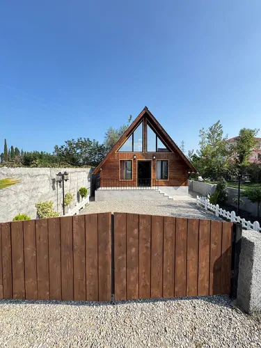 تصویر ۱ - کلبه سوئیسی استخردار آبگرم حافا با فوتبال دستی در  شیرود