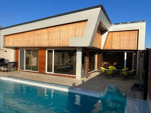 تصویر 2 - ویلا استخردار آبگرم کاج با جکوزی و ایرهاکی در چهارباغ