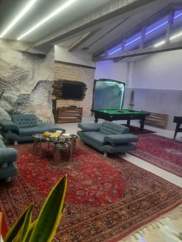 تصویر 2 - ویلا اقامتگاه با شیشه های بلند و سالن فلت با ویو جنگلی مانند و معماری خاص قار و سنگ د در کردان