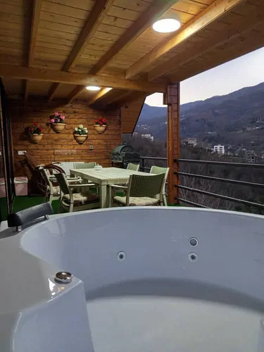 تصویر 12 - کلبه سوییسی سبز با جکوزی در  رامسر