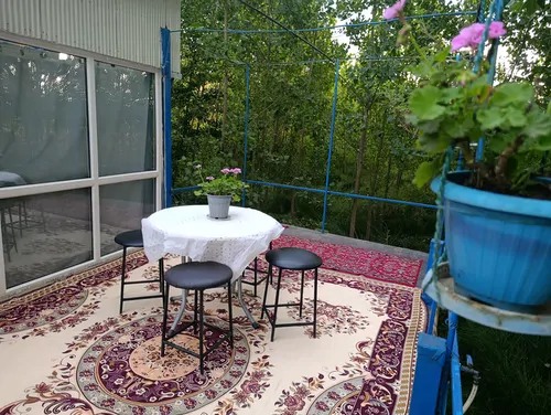 تصویر 4 - اقامتگاه بومگردی دوطبقه، طبقه ی بالا شیشه ای، تراس بزرگ با منظره درختان صنوبر در رشت