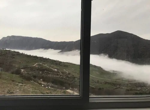 تصویر 2 - ویلا طلوعِ زندگی، بالای ابرها… صبحانه با چشماندازِ بهشت ☕🌿 | تراس اختصاصی با ویوی در پل سفيد