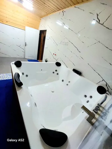 تصویر 22 - کلبه سوئیسی آجری با جکوزی در انزلی