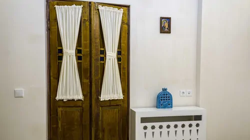 تصویر 9 - اقامتگاه بوم‌گردی سرای ملک(اتاق نیلوفر) در  کاشان