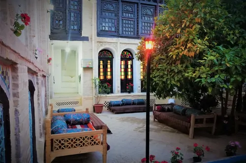 تصویر 2 - اقامتگاه بوم‌گردی عمارت قاجاریه(اتاق پنج دری) در شیراز