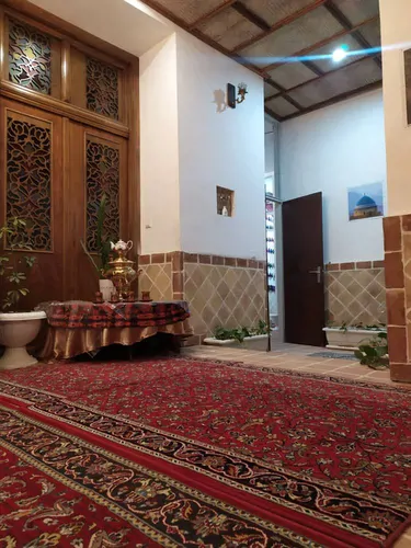 تصویر 4 - اقامتگاه بوم‌گردی بیگ ( گردو ) با پنجره رنگی ارسی در یزد