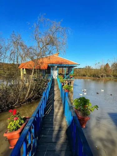 تصویر 3 - کلبه آب وسط دریاچه  در  رشت