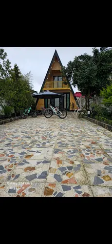 تصویر ۱ - کلبه سوئیسی ماهلین (۱) با دوچرخه در  پره‌سر