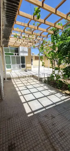 تصویر 2 - خانه همکف حیاط سرسبز در یزد