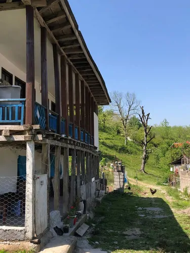 تصویر 3 - هتل سنتی خانه چوبی درفک دعوت کننده شما دوستان عزیز میباشد  در رشت