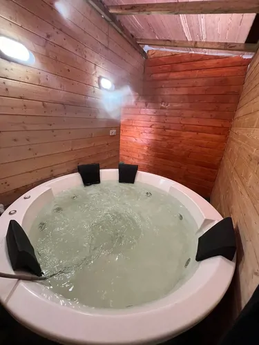 تصویر 13 - کلبه چوبی رویایی با جکوزی در  رامسر