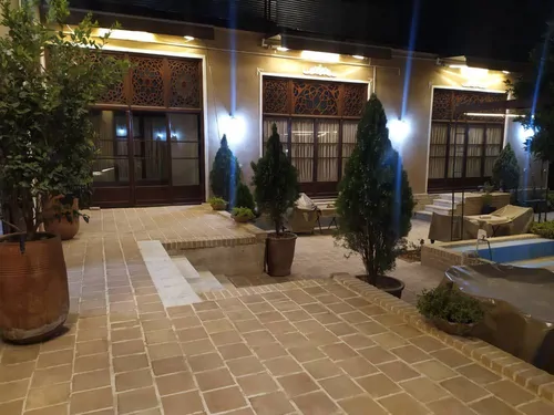 تصویر 12 - اقامتگاه بوم‌گردی بیگ ( گردو ) با پنجره رنگی ارسی در  یزد
