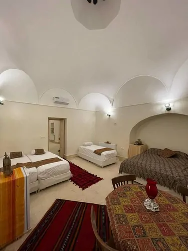 تصویر 2 - اقامتگاه بوم‌گردی عمارت عندلیبان (اتاق ترلان) در  یزد