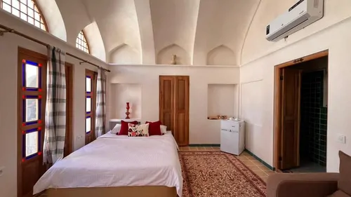 سرای نفیس (اتاق عقیق) با صبحانه رایگان 