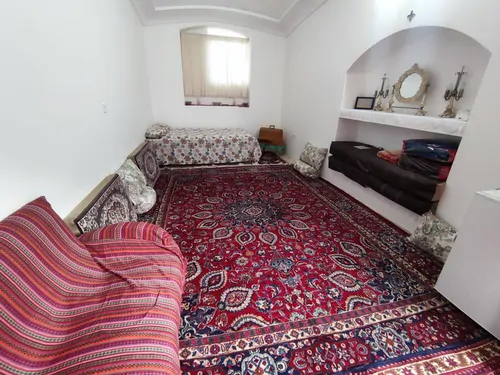 تصویر ۱ - اقامتگاه بوم‌گردی خانم تاج نوش آباد (اتاق ترمه) در  آران و بیدگل