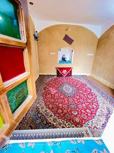 تصویر 1 - اقامتگاه بوم‌گردی راوی کویرمصر (اتاق مریم گلی) در  خور و بیابانک